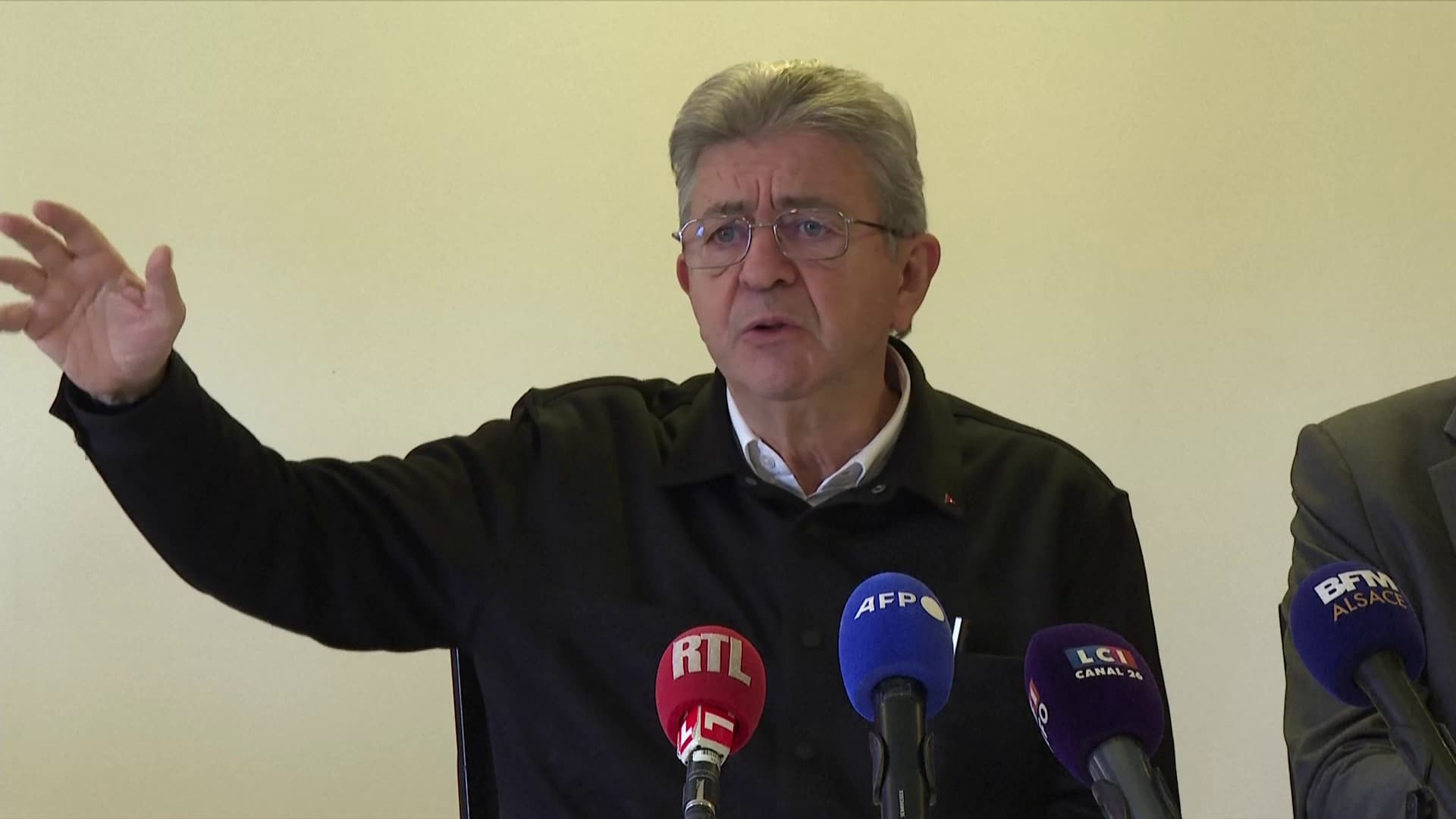 "JE LE SOUPÇONNE DE SE FICHER DE NOUS": JEAN-LUC MÉLENCHON "NE CROIT PAS" SÉBASTIEN LECORNU SUR LE NON-RECOURS AU 49.3