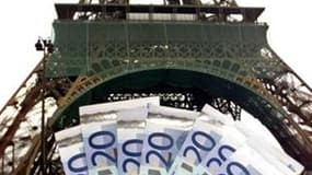 L'embellie budgétaire constatée en juillet devrait pousser les autorités françaises à réduire leur prévision de déficit, disent des économistes, mais des obstacles politiques pourraient les en dissuader. Annoncer la découverte d'une "cagnotte" pourrait ai