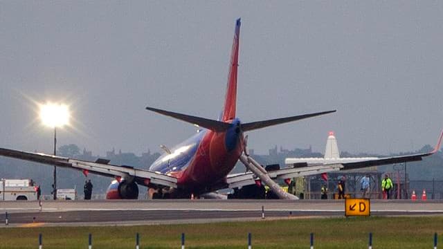 L'aéroport de New York LaGuardia a été partiellement fermé lundi après l'atterrissage d'un Boeing 737 de la compagnie Southwest Airlines sans son train avant. Huit passagers ont été blessés. /Photo prise le 22 juillet 2013/REUTERS/Carlo Allegri