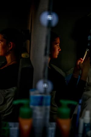 "Un endroit sombre où je me renferme sur moi-même": ces adolescents noyés dans l'algorithme de Tiktok