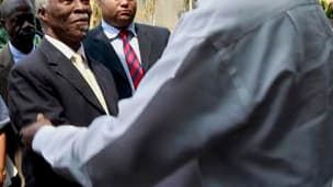 Laurent Gbagbo accueille l'ancien président sud-africain Thabo Mbeki, qui est arrivé dimanche en Côte d'Ivoire pour tenter une médiation dans la crise politique consécutive au second tour de la présidentielle, à l'issue duquel chacun des protagonistes, La