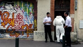 Devant l'entrée de l'immeuble où a été retrouvé le corps d'Eva Bourseau, dans le centre de Toulouse, le 4 août 2015.