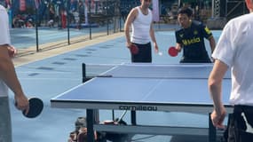 Des joueurs de tennis de table au clubs de La Grange-aux-Belles, dans le 10e arrondissement de Paris.