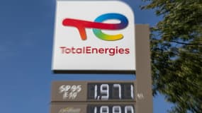 Totalénergies a finalisé mercredi la cession de stations-service en Europe au groupe canadien de distribution, d'alimentation et de carburants Couche-Tard.