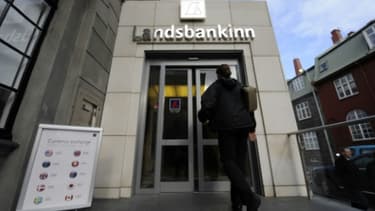 Le président de la banque est jugé à Paris pour escroquerie.