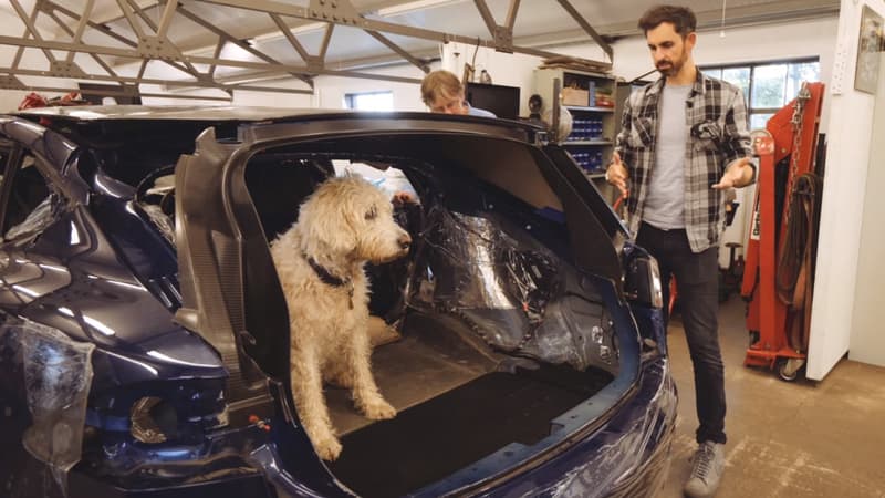 Le chien Ted semble apprécier la transformation de la Model S en break. 