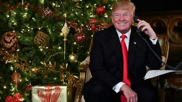 Donald Trump passe des coups de téléphone à la veille de Noël, le 24 décembre 2017.
