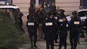 Des policiers déployés devant palais de justice de Nice, à l'issue du procès, jeudi soir.