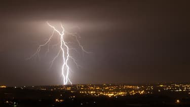 19 départements sont en vigilance orange "orages", vendredi 25 juillet 2014.