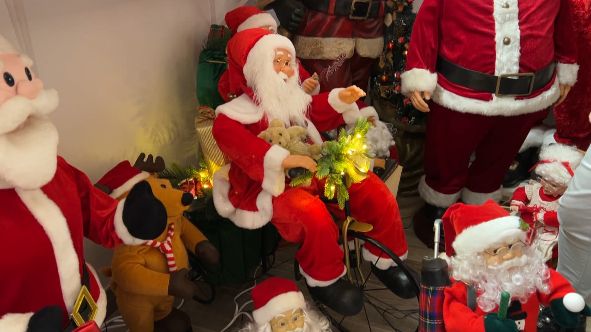 Un père Noël faisant du vélo que Marie-Christine a dû se faire livrer par co-voiturage. Un père Noël faisant du vélo que Marie-Christine a dû se faire livrer par co-voiturage.