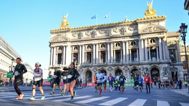 Le marathon de Paris 2022 devant l'Opéra Garnier