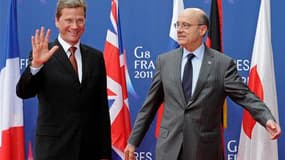 Le ministre des Affaires étrangères Alain Juppé aux côtés de son homologue allemand Guido Westerwelle, lors d'une réunion des chefs de la diplomatie du G8, à Paris. Dans un projet de déclaration obtenu par Reuters, le G8 menace Mouammar Kadhafi de conséqu