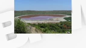 Le lac de Lonar, désormais de couleur rose, est situé dans le centre de l'Inde.  