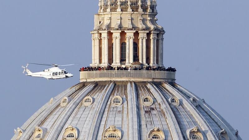 L'hélicoptère transportant Benoît XVI vers sa résidence d'été à Castel Gandolfo, après son décollage depuis le Vatican, jeudi. Le Saint-Siège désormais vacant, les cardinaux présents à Rome vont pouvoir entamer leurs "congrégations générales" préalables a