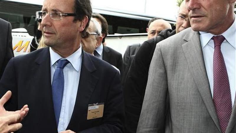 François Hollande et le président PS du conseil régional d'Aquitaine Alain Rousset. Trente ans après les lois Defferre du gouvernement Mauroy, le député de la 7e circonscription de Gironde réaffirme l'importance de l'autonomie régionale défendue par Franç