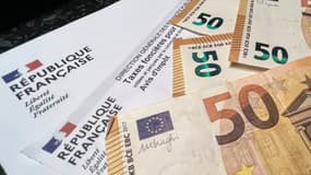 Un document de taxe foncière française avec des billets de 50 euros, à Lille, en novembre 2022. (Illustration)