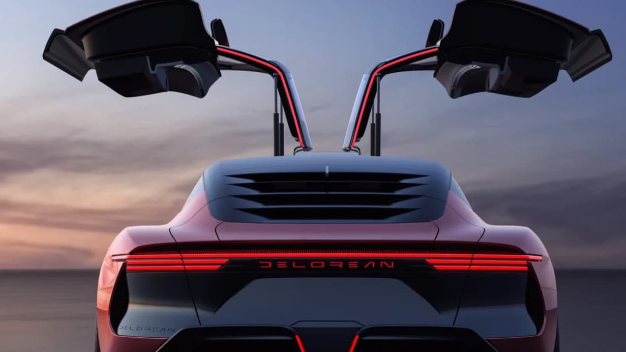 Trois bandes lumineuses à l'arrière rendent immédiatement reconnaissables la DeLorean. Trois bandes lumineuses à l'arrière rendent immédiatement reconnaissables la DeLorean.