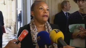 Christiane Taubira est mise en cause par la droite mais aussi par des syndicats de police au lendemain d'une fusillade dans laquelle un policier a été blessé par un détenu en cavale.