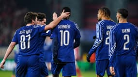 Ousmane Dembélé félicité par ses coéquipiers Joao Neves, Bradley Barcola, Achraf Hakimi et Vitinha après l'un de ses buts contre Brest en Ligue des champions