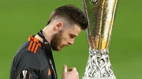 Le gardien de but de Manchester United, David de Gea, passe devant le trophée de la Ligue Europa après avoir reçu sa médaille d’argent à l'issue de la finale contre Villarreal, à Gdansk, le 26 mai 2021