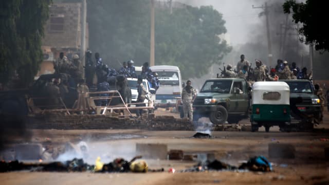 Les forces armées soudanaises dispersant le sit-in le lundi 3 mai.