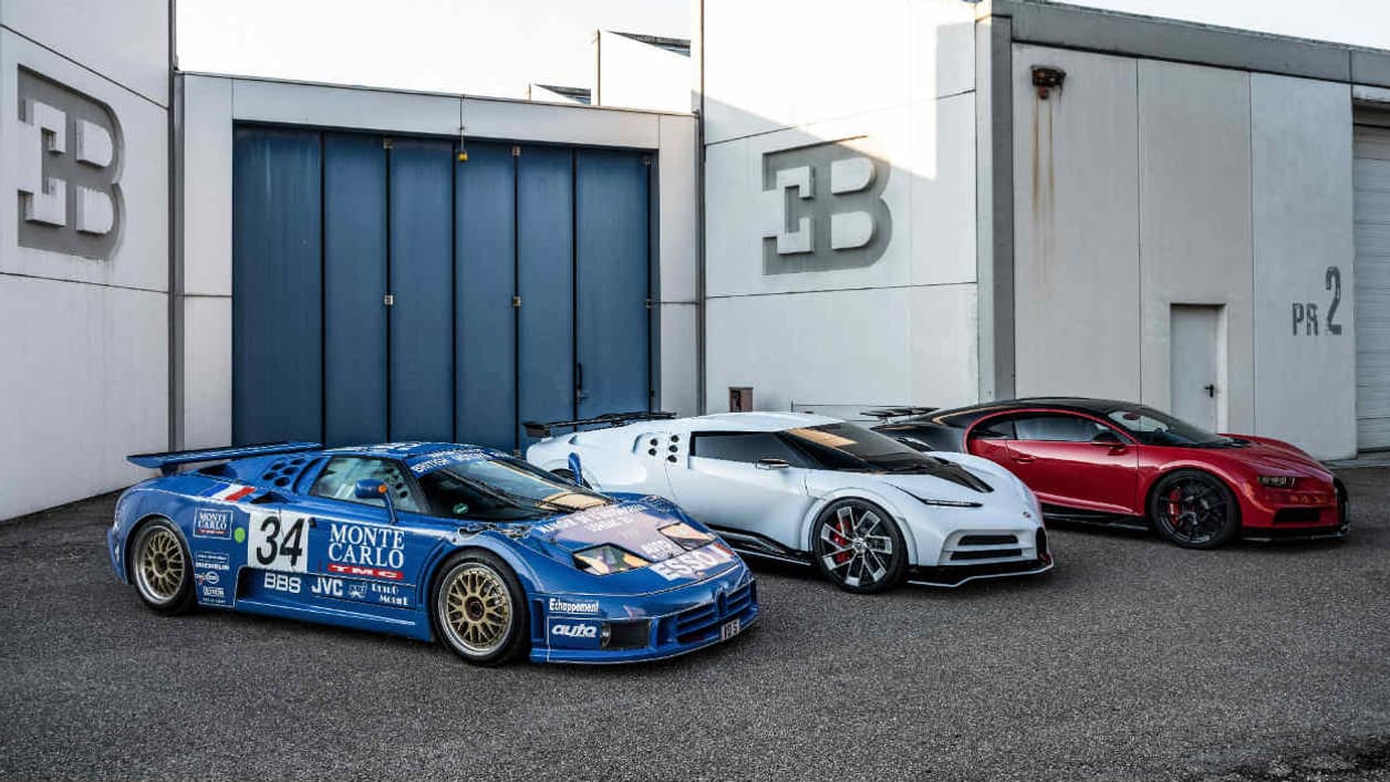 L'EB110 (en bleu), devant la Centodieci (en blanc) et la Chiron (en rouge).