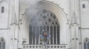 Incendie à la cathédrale de Nantes: le feu est "circonscrit", le grand orgue touché
