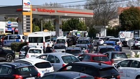 File d'attente dans une station-service