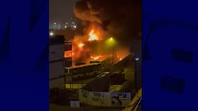 Un incendie du dépôt RATP de bus à Aubervilliers, dans la nuit du 29 au 30 juin 2023, lors de violences urbaines après la mort de Nahel, tué par un policier à Nanterre