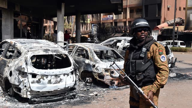 Un gendarme à proximité de l'hôtel Splendid à Ouagadougou, après les attaques terroristes du 15 janvier 2016