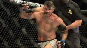 Michael Bisping lors de sa victoire surprise sur Luke Rockhold pour le titre des moyens de l'UFC en juin 2016