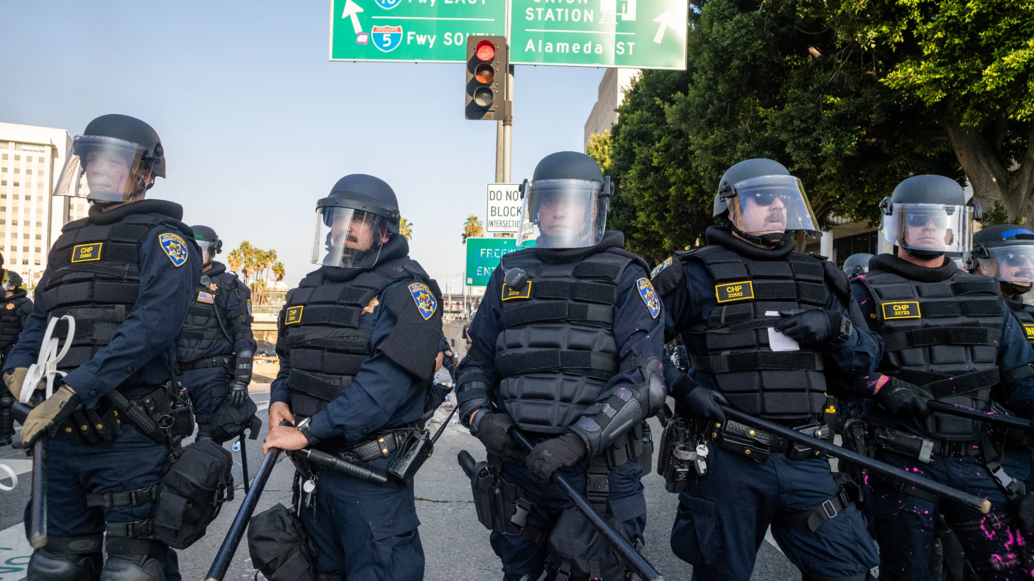 Des manifestants affrontent les forces de l'ordre dans les rues entourant le bâtiment fédéral lors d'une manifestation faisant suite aux opérations fédérales d'immigration à Los Angeles, en Californie, le 8 juin 2025. Des manifestants affrontent les forces de l'ordre dans les rues entourant le bâtiment fédéral lors d'une manifestation faisant suite aux opérations fédérales d'immigration à Los Angeles, en Californie, le 8 juin 2025.