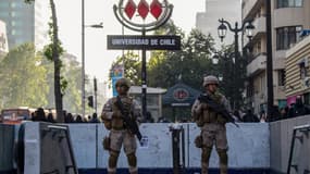 Des soldats montent la garde devant une station de métro à Santiago de Chile, au Chili, le lundi 21 octobre 2019