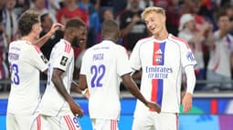 Le Lyonnais Adam Karabec célèbre un but en Ligue 1 avec plusieurs coéquipiers, le 23 août 2025