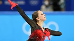 La patineuse Kamila Valieva pendant l'épreuve par équipes de patinage artistique lors des Jeux olympiques d'hiver 2022 à Pékin, le 7 février