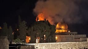 Un incendie, visible à plus de deux kilomètres à la ronde, s'est déclaré lundi soir dans l'enceinte de l'Esplanade des Mosquées à Jérusalem,