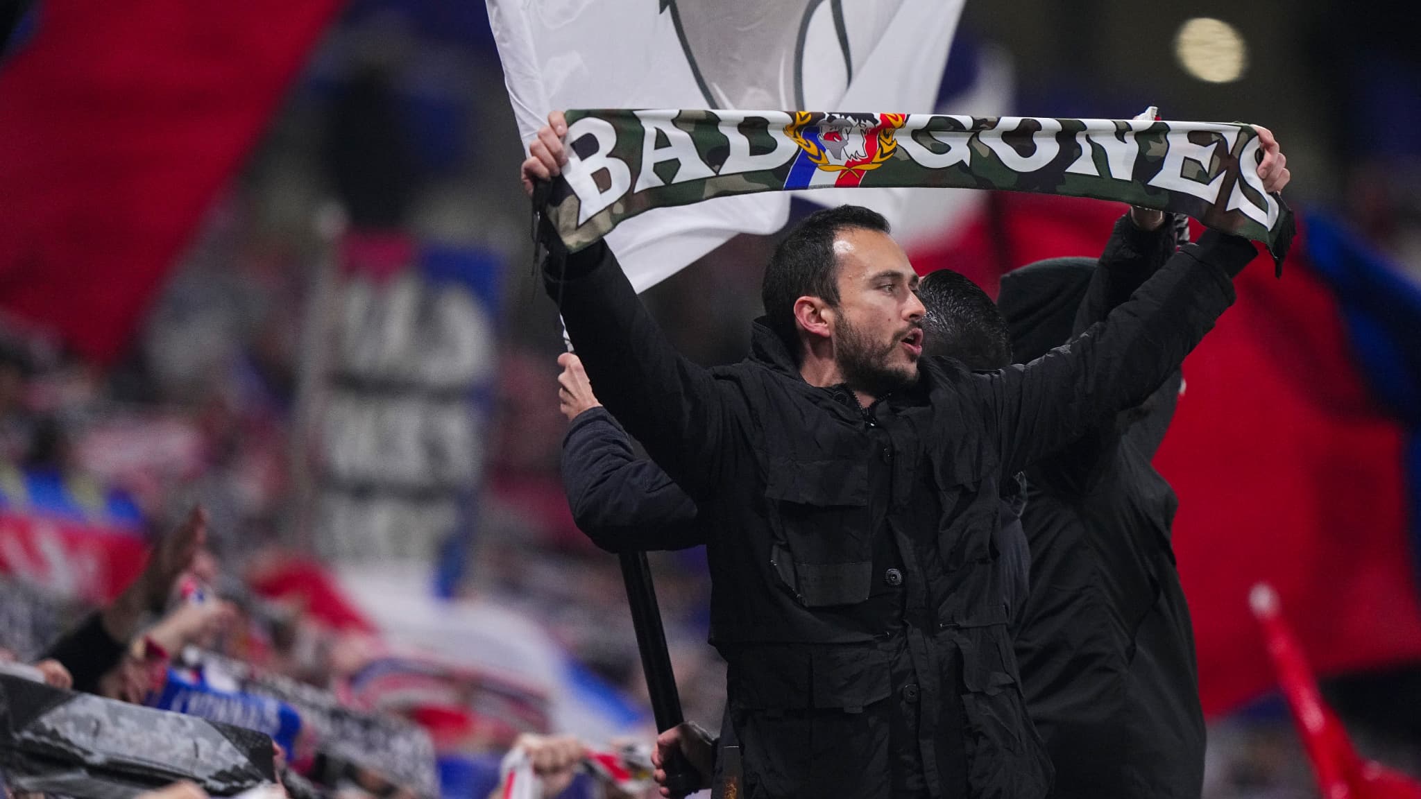 "MULTIPROPRIÉTÉ : GANGRÈNE DU FOOTBALL. SOUTIEN AUX UB90", LES BAD GONES AU SOUTIEN DES ULTRAS STRASBOURGEOIS
