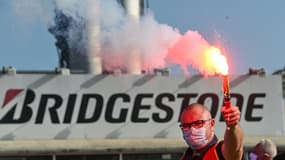 Un syndicaliste lors d'une manifestation contre la fermeture du site de Bridgestone à Béthune, le 17 septembre 2020