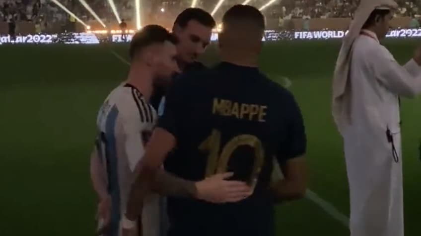 Photo of el bonito abrazo entre Messi y Mbappé antes de subir al podio