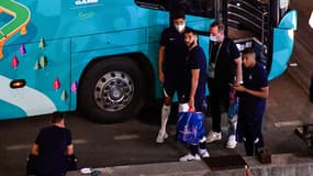 Karim Benzema devant le bus des Bleus avec Raphaël Varane et Kylian Mbappé