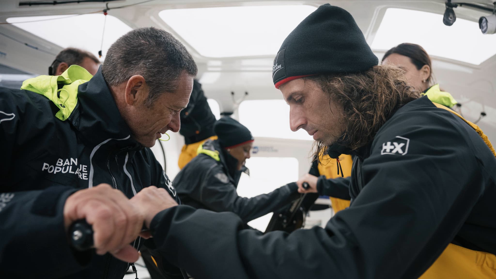 Sébastien Josse et Hugo Roellinger en train de manœuvrer à bord du maxi-trimaran Banque Populaire XI, juin 2024