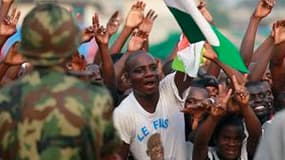 Militants pro-Laurent Gbagbo dans le srues d'Abidjan. Bien qu'elle ait brandit la menace d'un recours à la force, la Communauté économique des Etats d'Afrique de l'Ouest va vraisemblablement s'en tenir au dialogue pour amener Laurent Gbagbo, président ivo