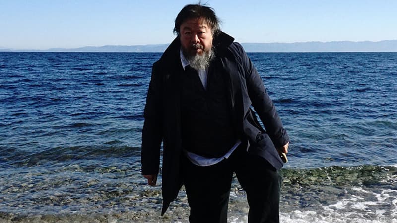 Ai Weiwei se fait couper les cheveux par un migrant à Idomeni - Jeudi 17 mars 2016