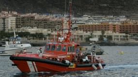 Un bateau de sauvetage maritine ramène des migrants sauvés en mer au port de Los Cristianos, aux îles Canaries en 2009
