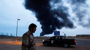 Après Ras Lanouf (photo) la veille, les insurgés anti-kadhafistes ont évacué dimanche la ville pétrolière stratégique de Brega.