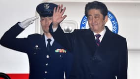 Shinzo Abe salue les photographes avant son départ pour Hawaï, le 26 décembre 2016. 