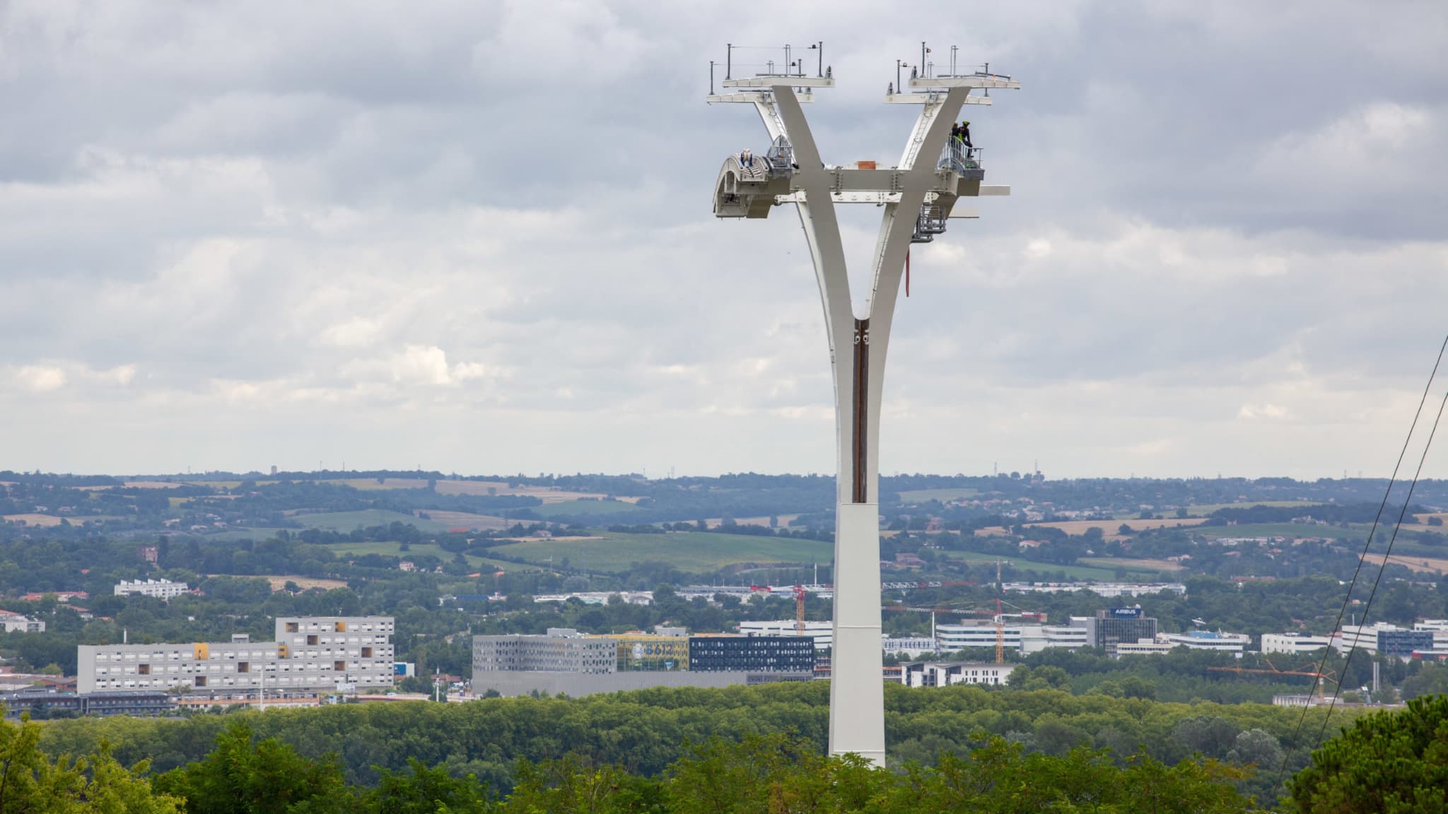 Depuis juin 2020, une étape clé de construction du téléphérique Téléo à Toulouse a débuté : les cinq pylônes blancs prévus sont érigés les uns après les autres. Depuis juin 2020, une étape clé de construction du téléphérique Téléo à Toulouse a débuté : les cinq pylônes blancs prévus sont érigés les uns après les autres.