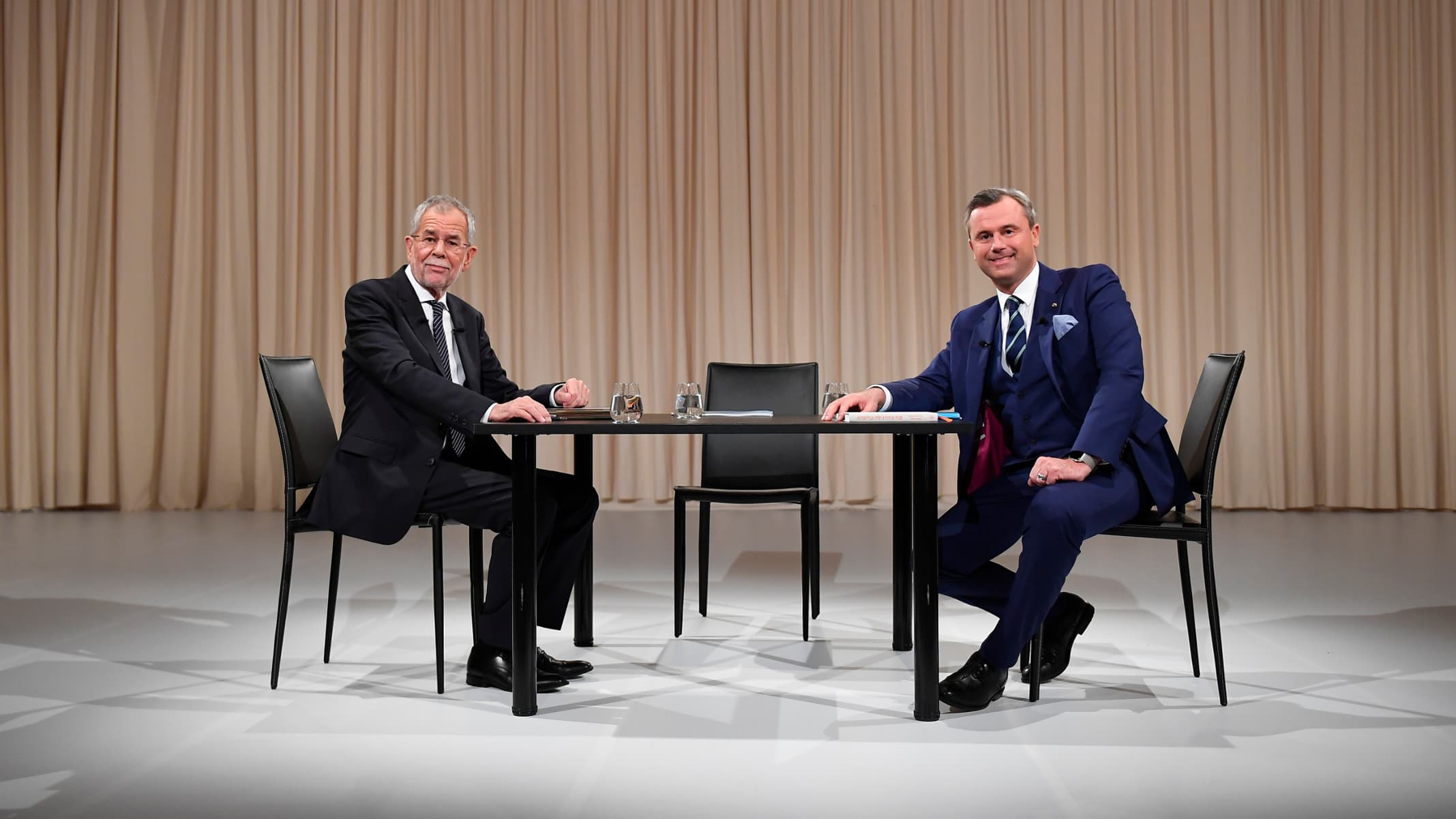 Alexander Van der Bellen et Nobert Hoffer lors de leur débat télévisé sans arbitre. 