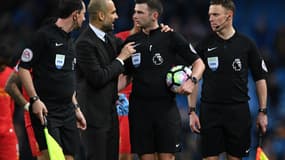 Pep Guardiola avec les arbitres à la fin du match