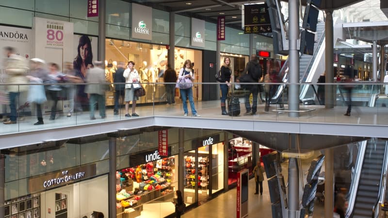 Rénovée en 2012, la gare Saint-Lazare à Paris et ses 80 boutiques n'a rien à envier aux centres commerciaux. 